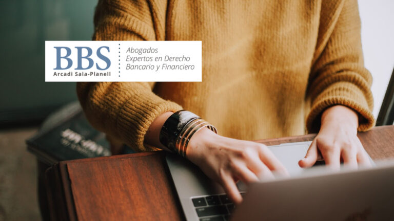 Persona con portátil. BBS Abogados.